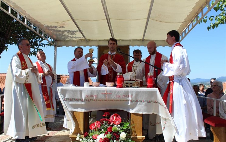 Biskup Kovač podijelio krizmu i predvodio proslavu župnog zaštitnika u Vivodini